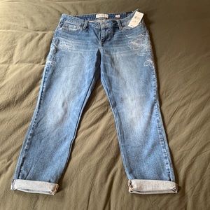 Lucky Brand jeans- flower embroidery detail on hips. Size 6/28 ankle length. NWT